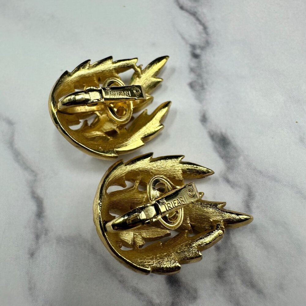 3/$30 Vintage Trifari Clip On Earrings Gold Tone Textured Layered Leaf Swirl - Picture 4 of 8